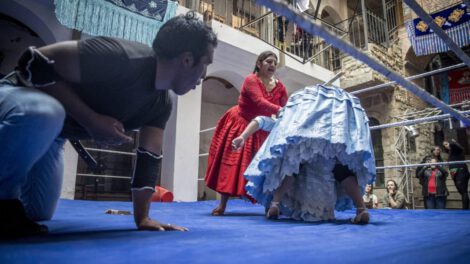 Cholitas luchadoras en el centro cultural Mamani Mamani