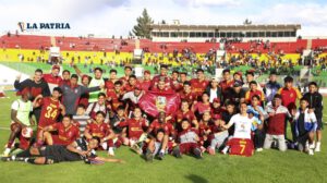 Integrantes de CDT Real Oruro celebraron el ascenso a la División Profesional