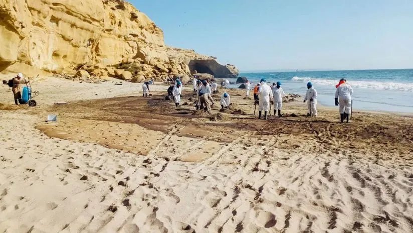 Derrame de crudo en Talara afecta playas de Piura