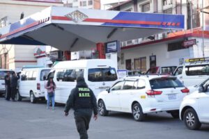 Desabastecimiento de combustible en La Paz y Cochabamba