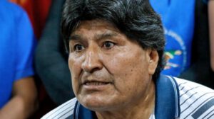 Evo Morales enfrenta críticas por agradecimiento a seguidores que lo protegen de la ley