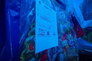 Feria Navideña con puestos de venta cerrados