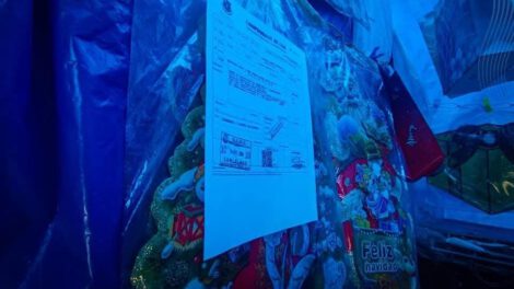 Feria Navideña con puestos de venta cerrados