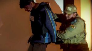 Joven apuñala a policía en La Paz