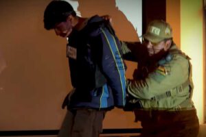 Joven apuñala a policía en La Paz