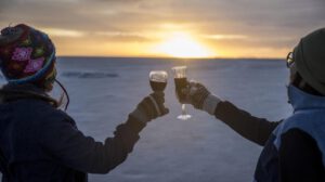 Turistas celebrando en el salar de Uyuni