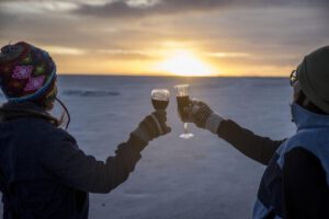 Turistas celebrando en el salar de Uyuni