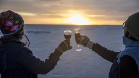 Turistas celebrando en el salar de Uyuni