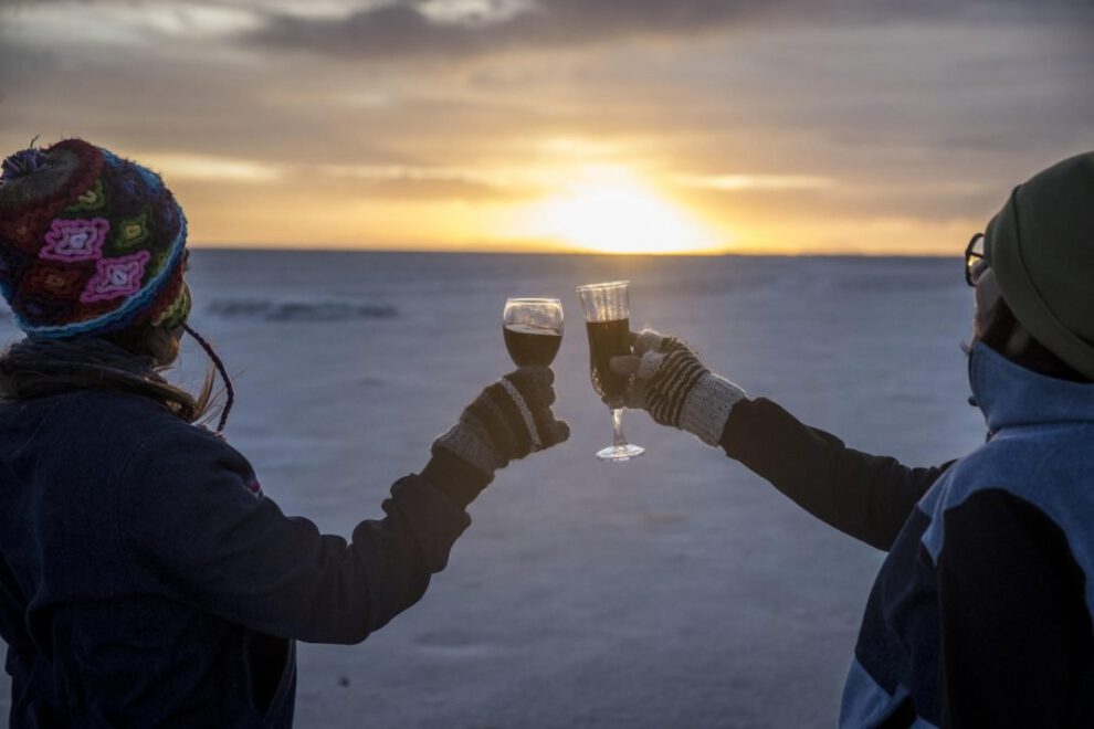Turistas celebrando en el salar de Uyuni