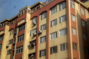 Gobierno talibán prohíbe ventanas con vistas a casas habitadas por mujeres