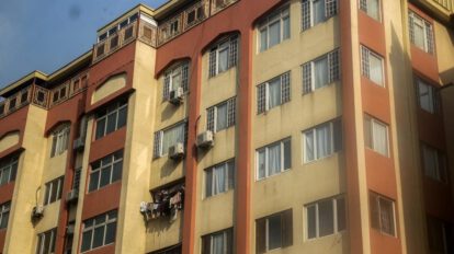 Gobierno talibán prohíbe ventanas con vistas a casas habitadas por mujeres