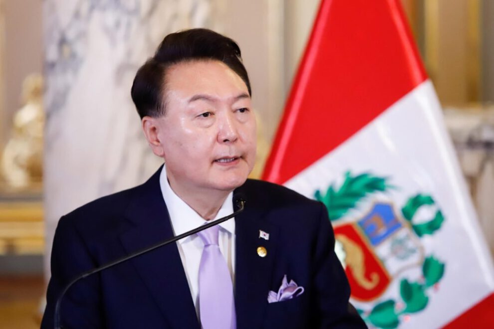 Yoon Suk-yeol enfrenta orden de detención por declaración de ley marcial