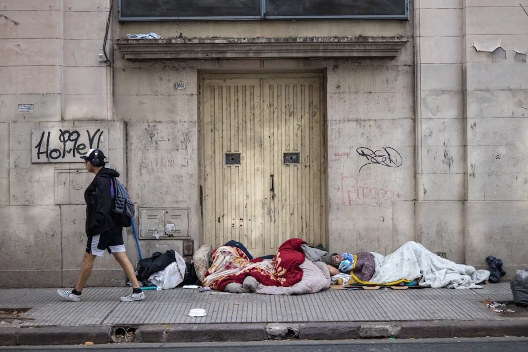 La pobreza en Argentina cae al 36,8% en el segundo semestre de 2024 ...