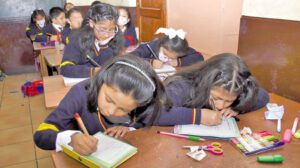Estudiantes pasan clases en una escuela de La Paz