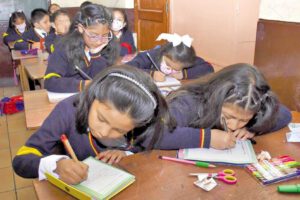 Estudiantes pasan clases en una escuela de La Paz