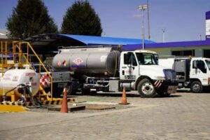 Falta de pago a YPFB afecta a cisterneros en Palmasola