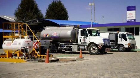Falta de pago a YPFB afecta a cisterneros en Palmasola