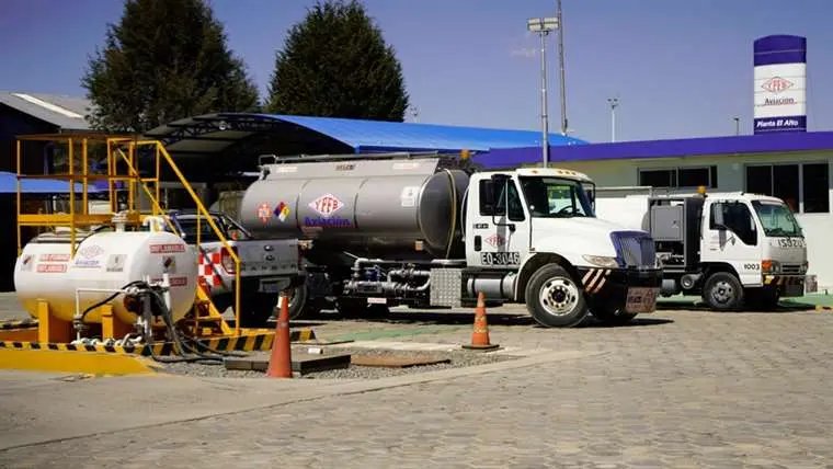 Falta de pago a YPFB afecta a cisterneros en Palmasola