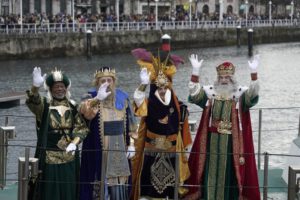 Cabalgatas de Reyes Magos recorren España a pesar del temporal