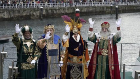 Cabalgatas de Reyes Magos recorren España a pesar del temporal