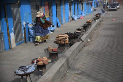 Yatiris de El Alto se resisten a abandonar sus negocios pese al riesgo inminente