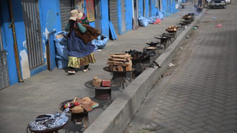 Yatiris de El Alto se resisten a abandonar sus negocios pese al riesgo inminente