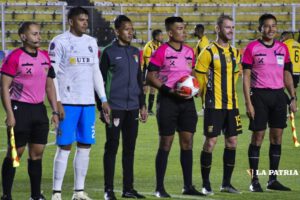 Reunión de árbitros y capitanes antes del inicio del campeonato