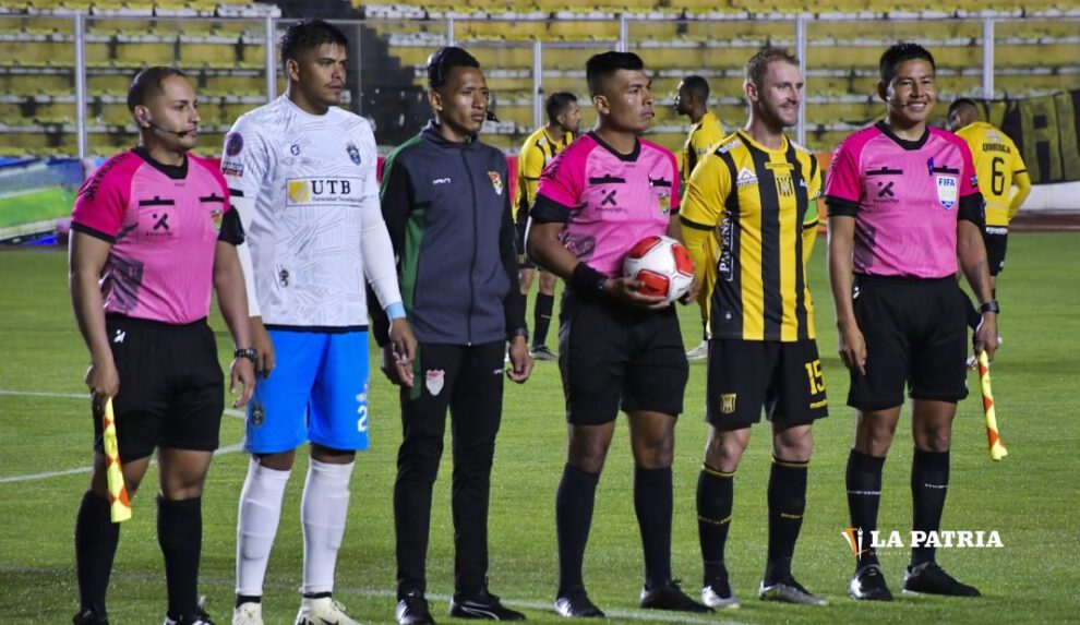 Reunión de árbitros y capitanes antes del inicio del campeonato