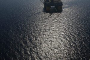 Biden prohíbe perforaciones de petróleo en costas de EE.UU.