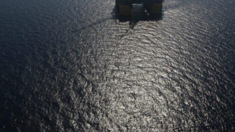 Biden prohíbe perforaciones de petróleo en costas de EE.UU.