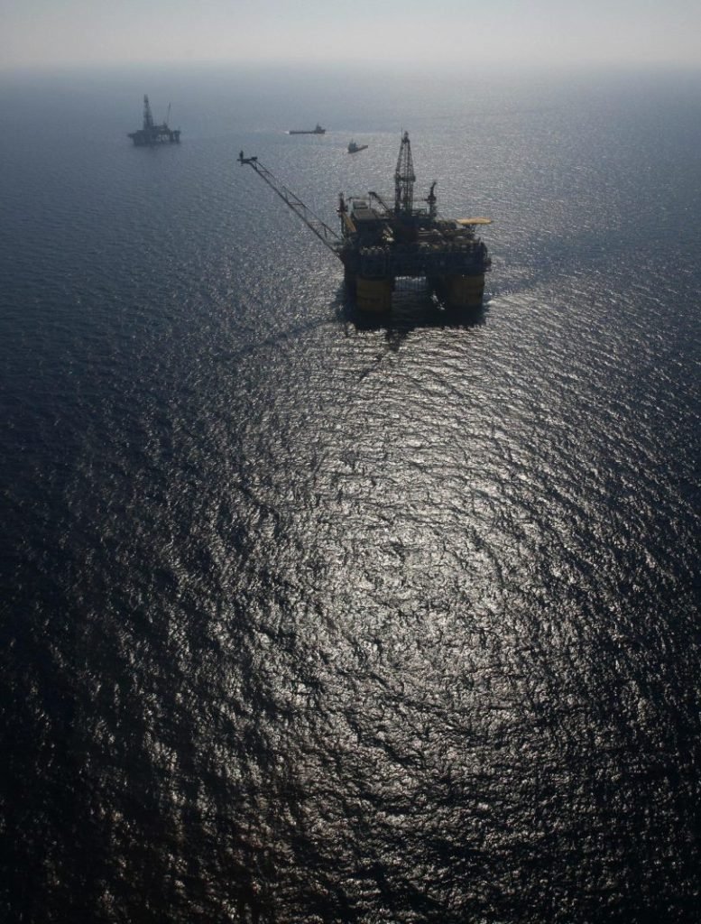 Biden prohíbe perforaciones de petróleo en costas de EE.UU.