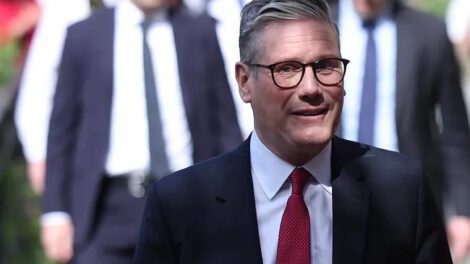 Keir Starmer defiende a Jess Phillips tras comentarios de Elon Musk
