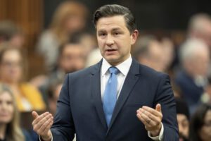 Pierre Poilievre se posiciona como favorito tras la crisis del gobierno en Canadá