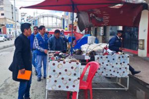 Comerciantes desbordan espacios en Avenida Brasil