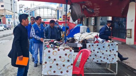 Comerciantes desbordan espacios en Avenida Brasil