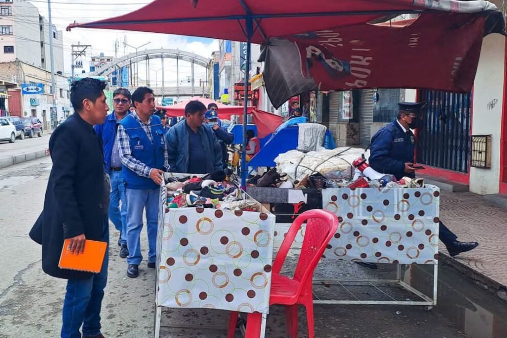 Comerciantes desbordan espacios en Avenida Brasil