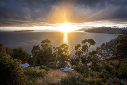 Fotografía de archivo del Lago Titicaca en peligro por contaminación y especies invasoras