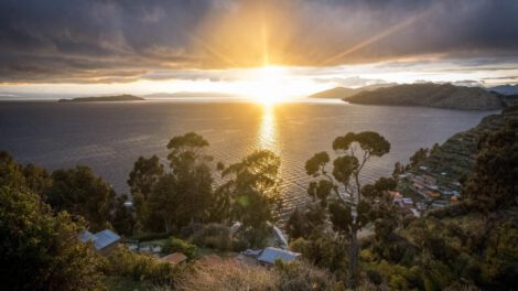Fotografía de archivo del Lago Titicaca en peligro por contaminación y especies invasoras