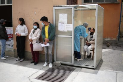 Ciudadanos que asisten a realizarse pruebas de detección de covid 19