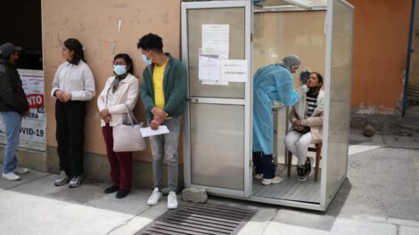 Ciudadanos que asisten a realizarse pruebas de detección de covid 19