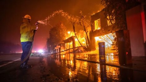 Incendios en Los Ángeles han dejado al menos diez muertos
