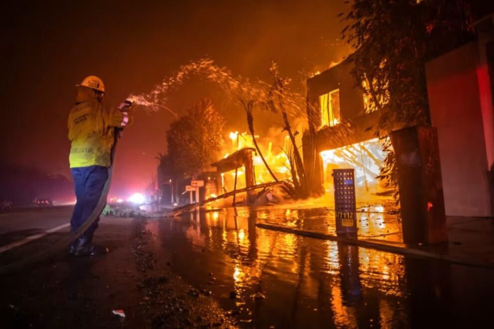 Incendios en Los Ángeles han dejado al menos diez muertos
