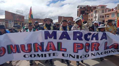 Marcha de seguidores de Evo Morales hacia la sede de Gobierno
