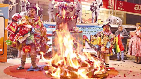 Desarrollo del lanzamiento de la Feria Alasita del Bicentenario en La Paz