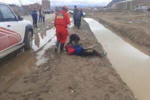 Anciano muere ahogado tras resbalar en un canal de agua