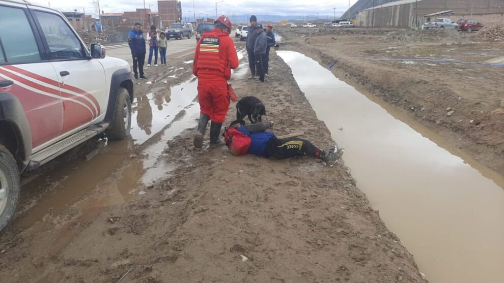 Anciano muere ahogado tras resbalar en un canal de agua