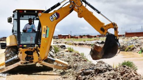 Gobierno Municipal de Oruro refuerza defensivos para prevenir inundaciones