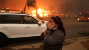 Incendios en Los Ángeles complicados por vientos de Santa Ana