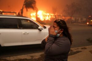 Incendios en Los Ángeles complicados por vientos de Santa Ana