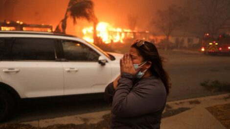 Incendios en Los Ángeles complicados por vientos de Santa Ana